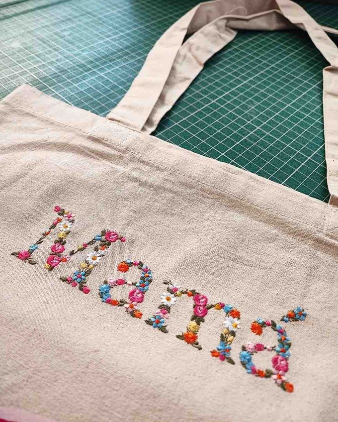 Un bolso de lona color beige con la palabra