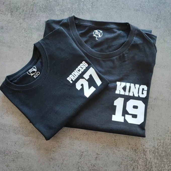 Dos camisetas negras: una con la inscripción