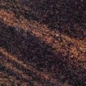Aurora - Granitsorte | Nahaufnahme einer braunorangenen Granitplatte mit glatter Oberfläche und feinen, hellen Einsprengseln