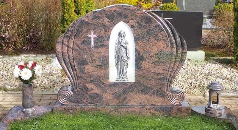 Grabstein mit Marienstatue, Kreuz, Blumen und Laterne auf einem Friedhof