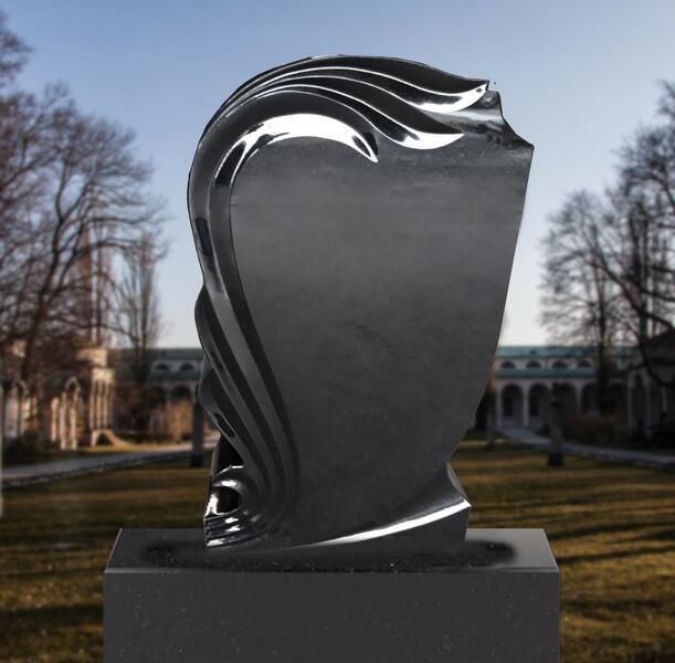 Abstrakte, dunkle Metallskulptur mit fließenden Kurven auf einem Sockel in einem Park