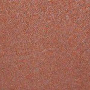 Indian Red - Granitsorte | Detailaufnahme einer rotorangenen Granitplatte, das die lebendige Farbe und Struktur hervorhebt