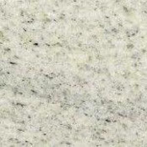 Indian White - Granitsorte | Weiße Granitplatte mit schwarzen und weißen Flecken, die eine elegante und natürliche Textur zeigt