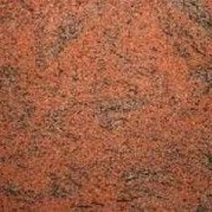 Multicolor - Granitsorte | Nahaufnahme einer rotorangen Granitoberfläche mit feinen Texturen und Farbnuancen