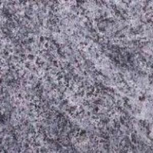 Orion - Granitsorte | Nahaufnahme einer Fliedergrauen Granitoberfläche mit feiner Textur und natürlichen Einschlüsse