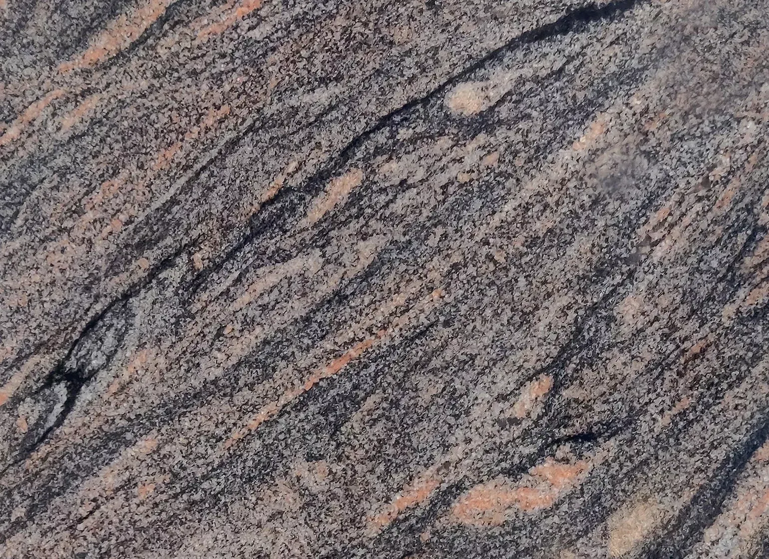 Graue und rosa gesprenkelte Steinoberfläche mit diagonalen Streifen