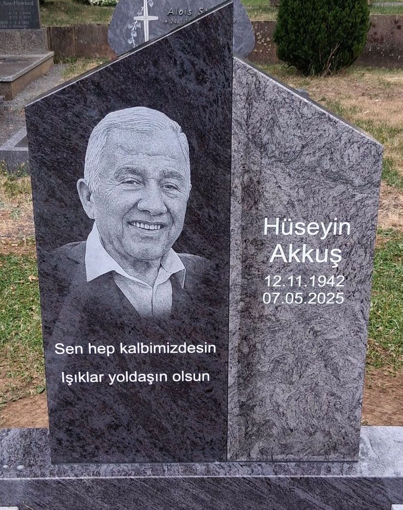 Grauer, gravierter Grabstein mit Porträt und türkischer Inschrift für Hüseyin Akış auf einem Friedhof