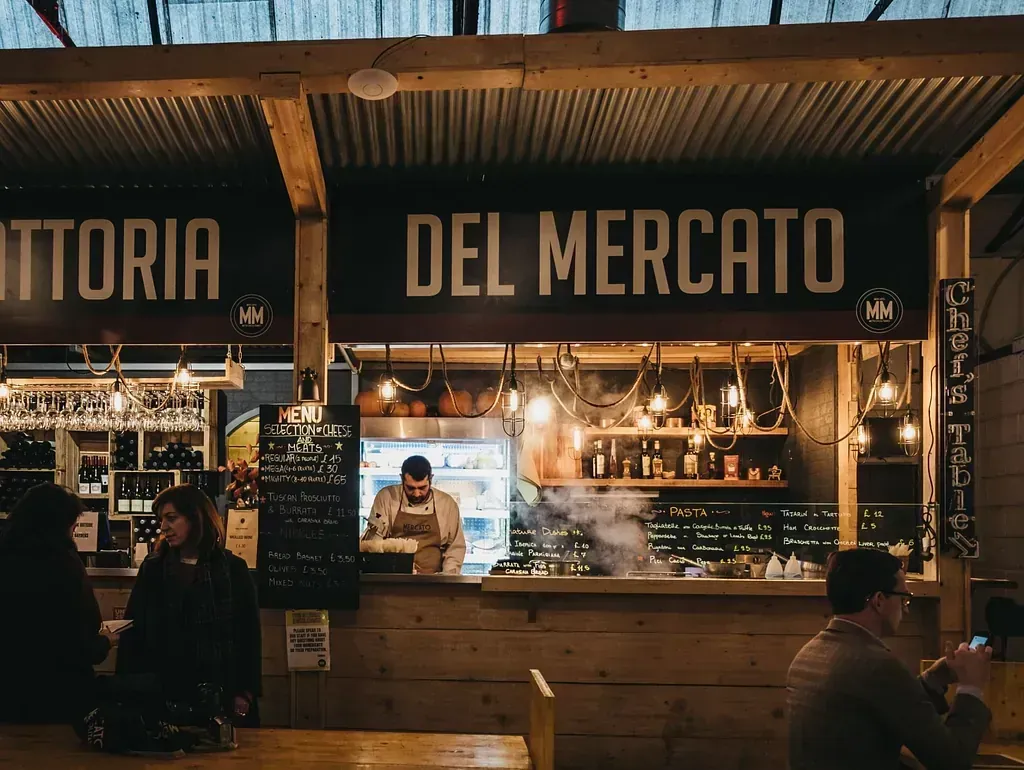 Un restaurante con un cartel que dice del mercato.