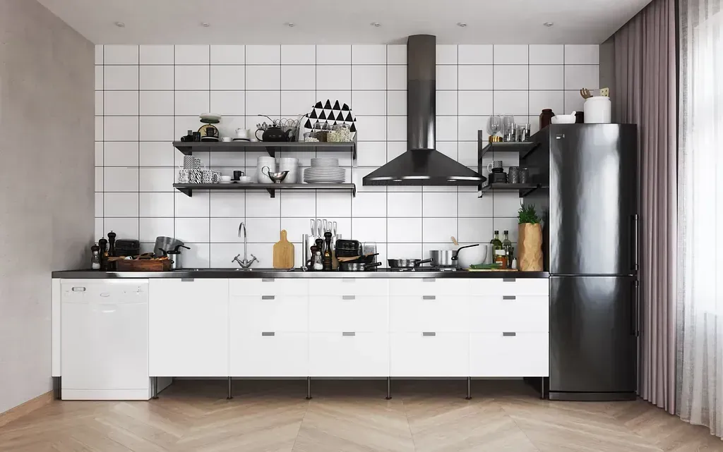 Una cocina con gabinetes blancos y un refrigerador negro.