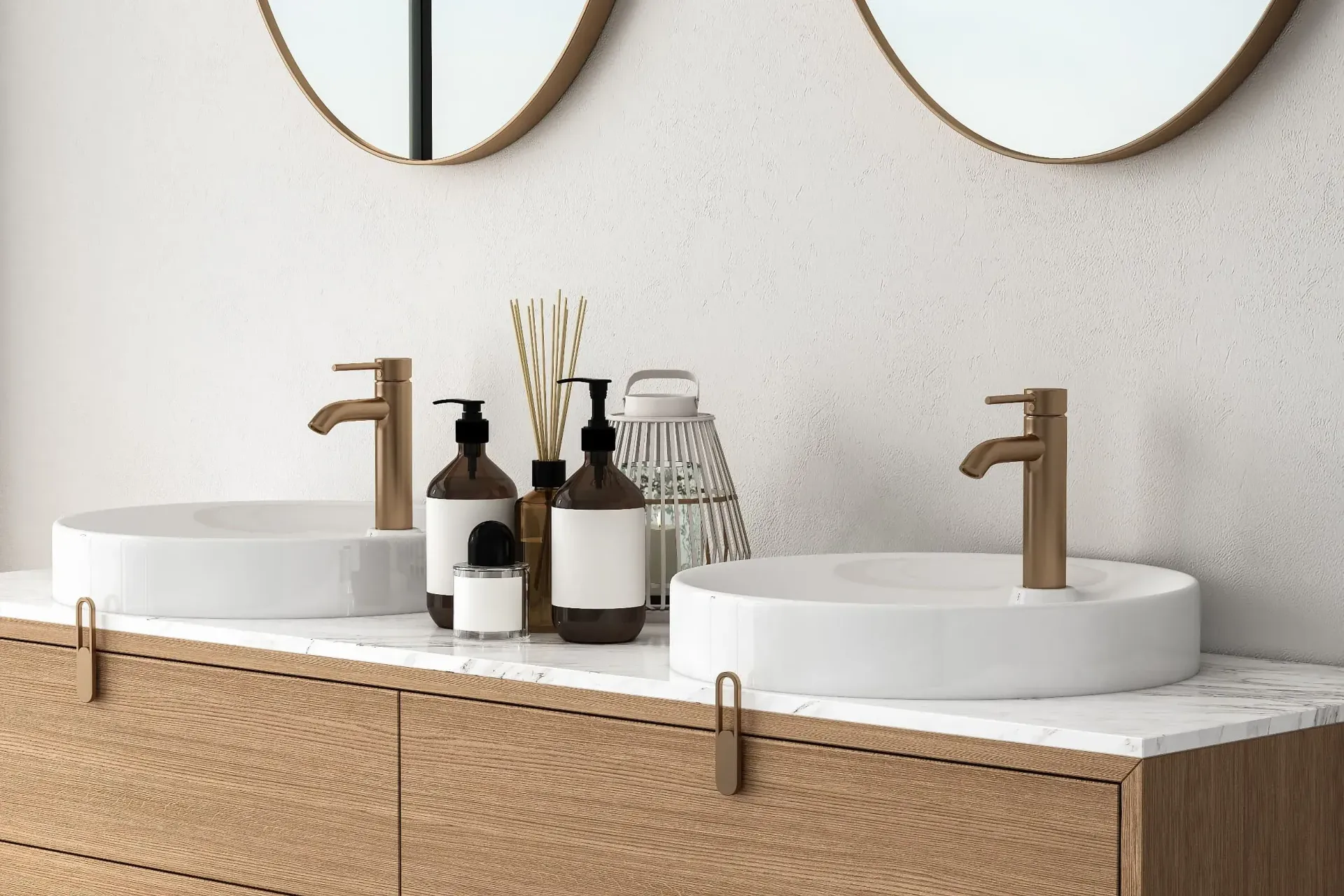 Un baño con dos lavabos y dos espejos.