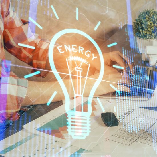 Una bombilla con la palabra energía escrita en ella.