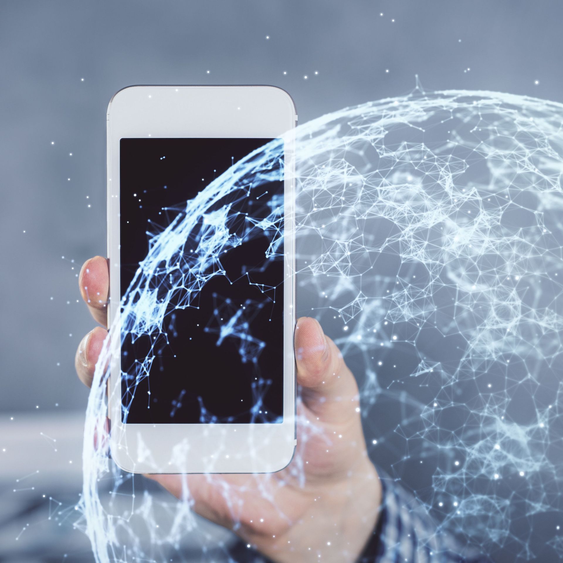 Una persona sostiene un teléfono celular con un globo terráqueo en la pantalla.