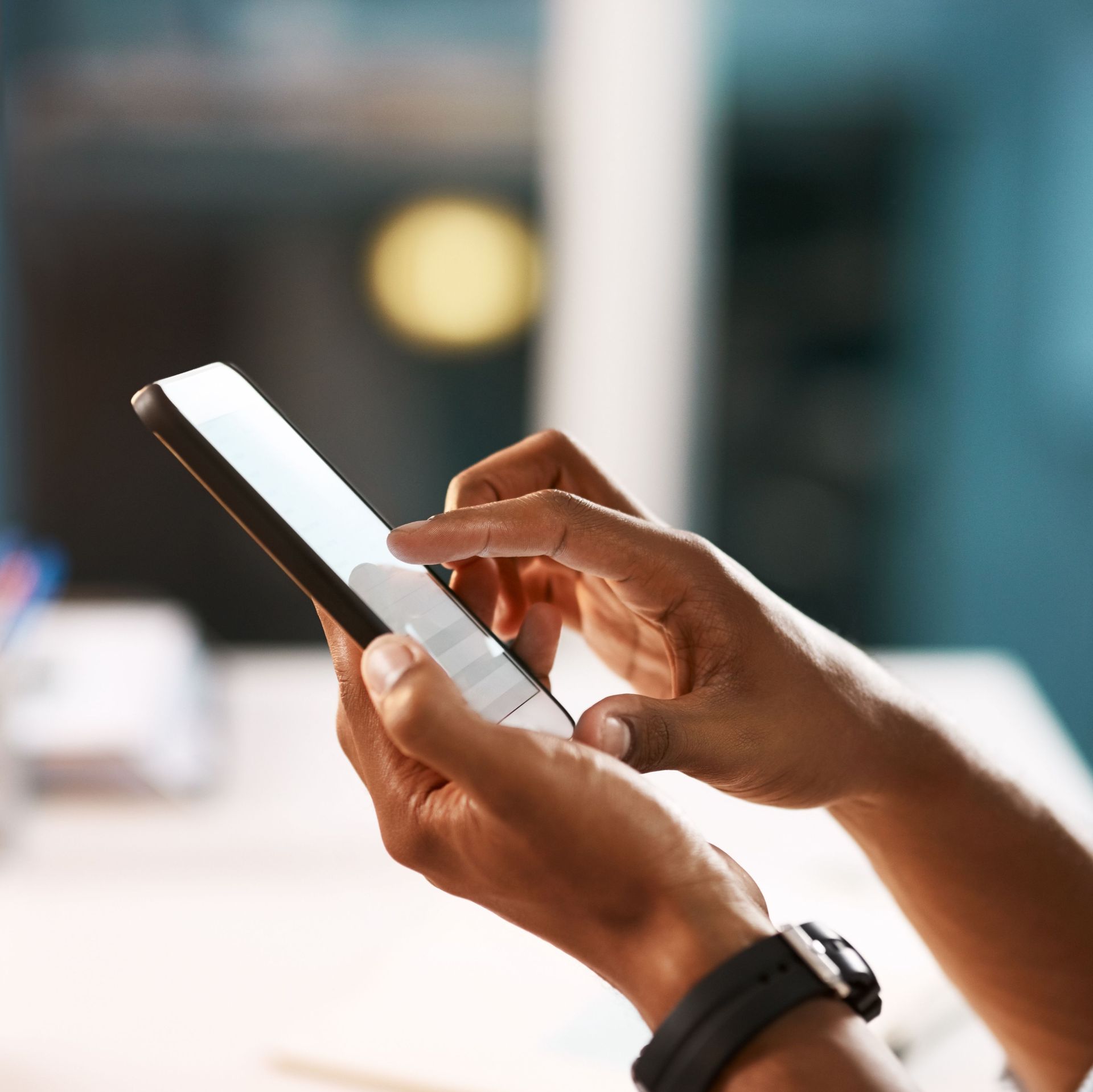 Una persona sostiene un teléfono celular en sus manos.