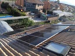 Un techo con un tragaluz y paneles solares.