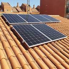 Una fila de paneles solares colocados encima de un techo de tejas.