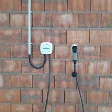 Una pared de ladrillos con un micrófono pegado a ella.