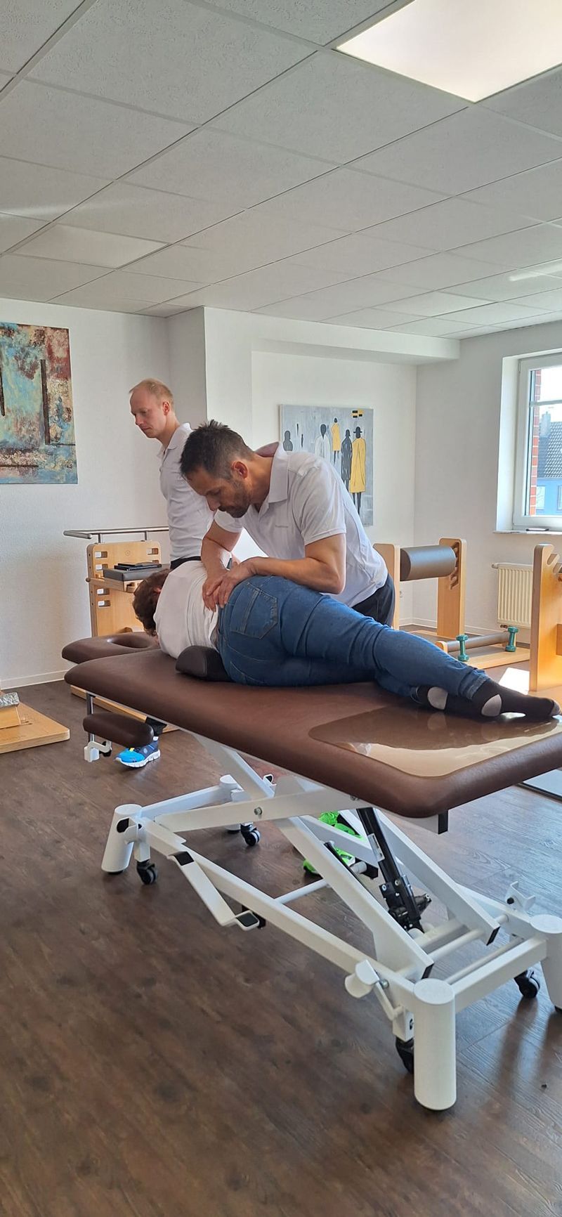 Ein Mann massiert eine Frau auf einem Tisch.