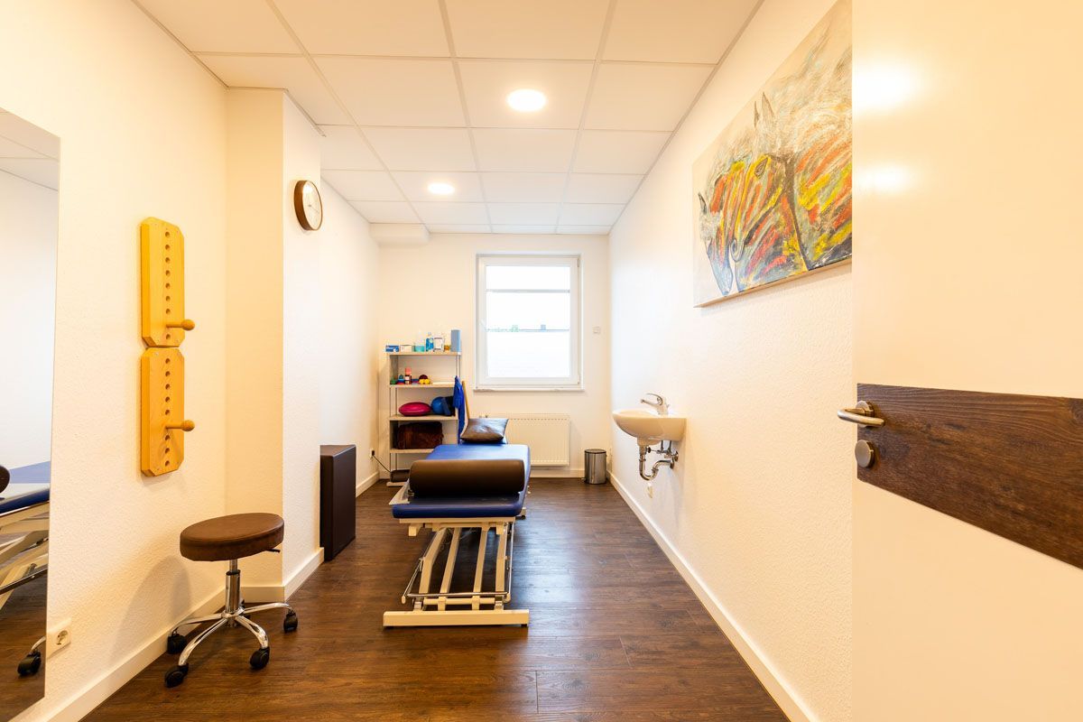 Ein Raum mit einem Tisch und einem Waschbecken darin.