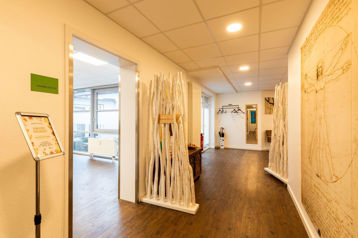 Ein Flur mit Holzboden und einem Schild an der Wand.