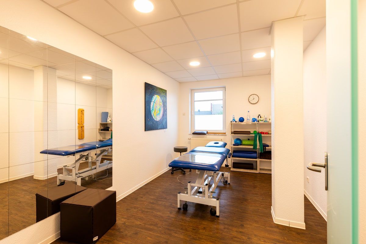 Ein Zimmer mit einer Couch und einem Spiegel darin.