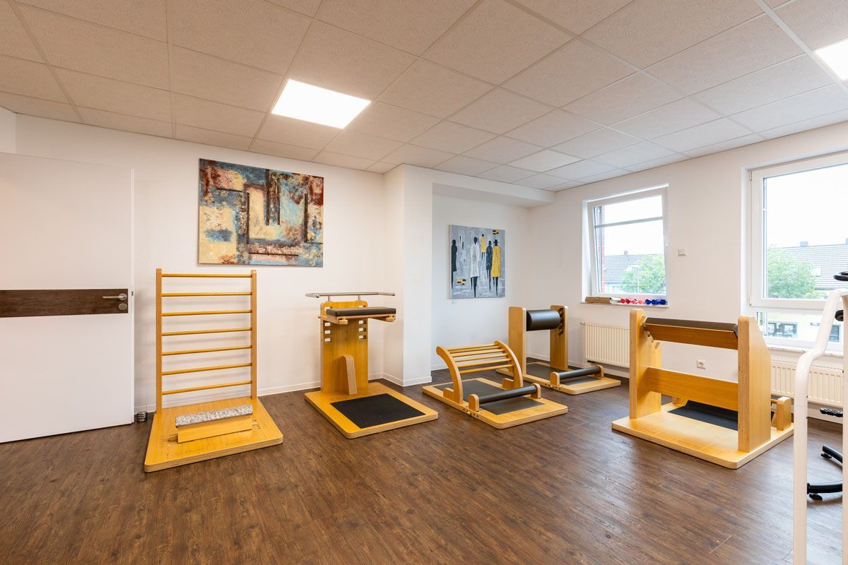 Ein Raum mit vielen Trainingsgeräten.