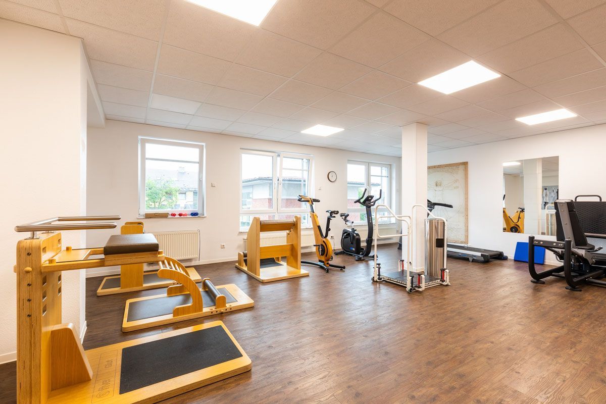 Ein großer Raum mit vielen Trainingsgeräten.