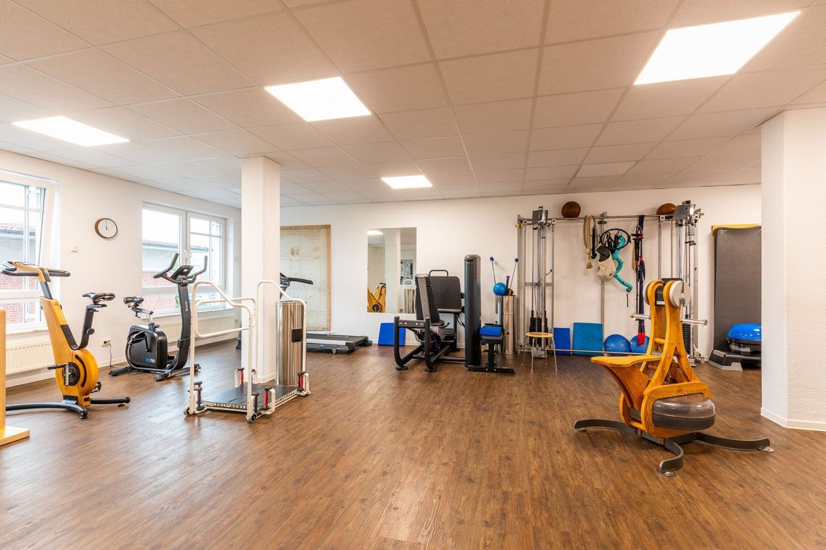 In diesem Fitnessstudio gibt es viele verschiedene Arten von Trainingsgeräten.