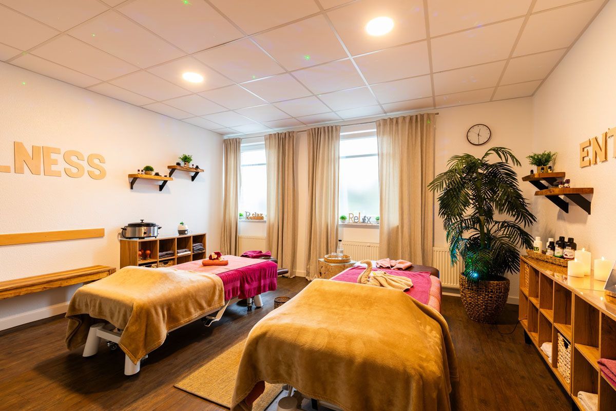Im Zimmer befinden sich zwei Massagetische.