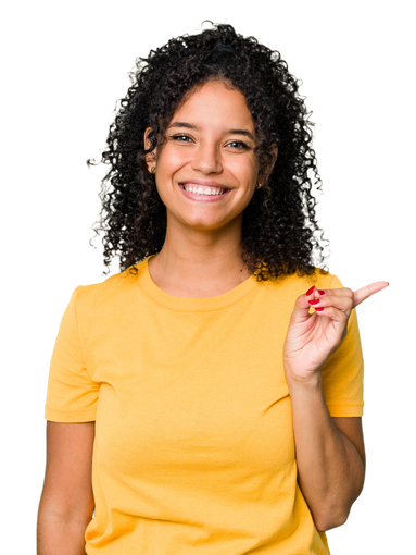 Femme souriante pointant vers les avis clients