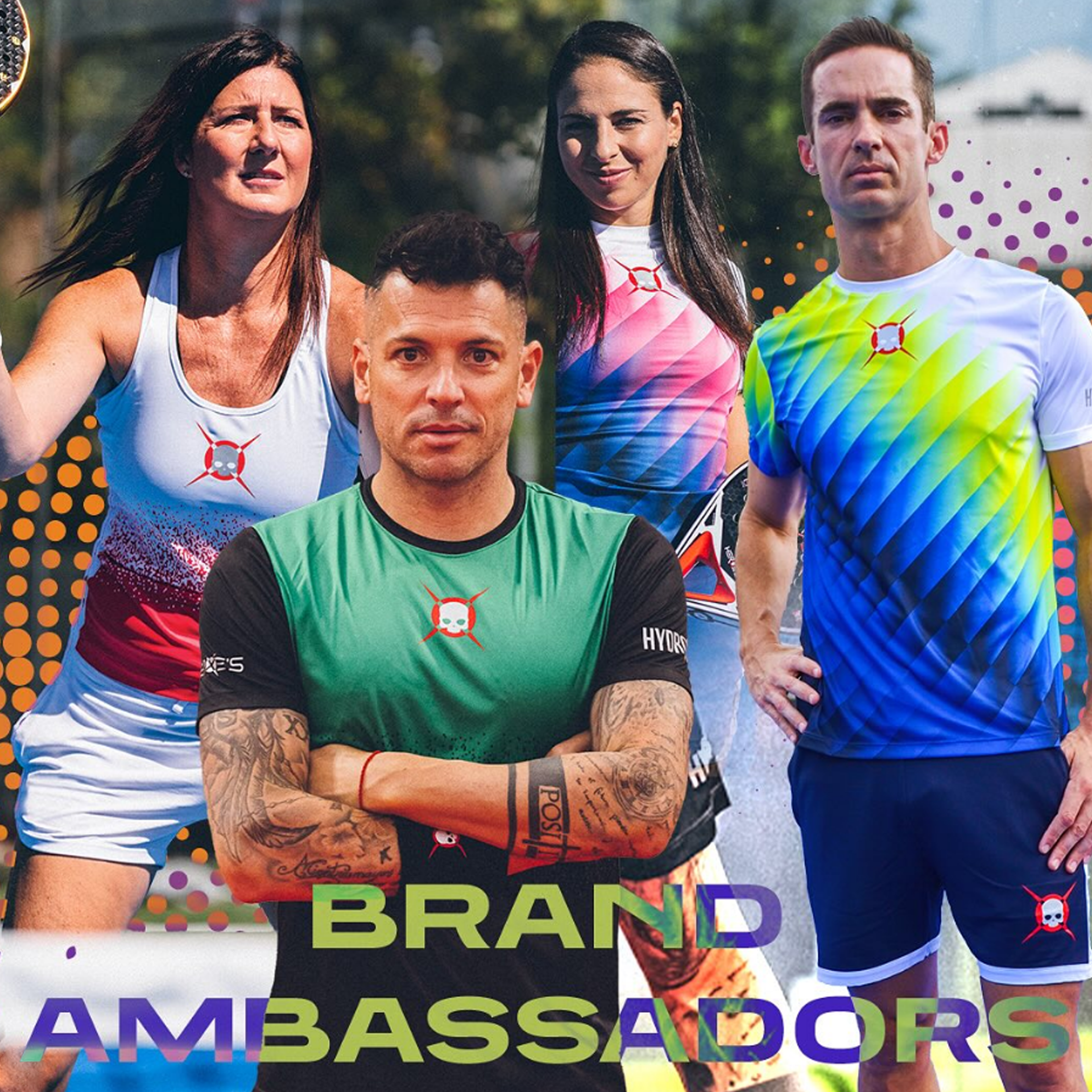 Grupo de jugadores de pádel vistiendo ropa deportiva, marcada con el logotipo; texto