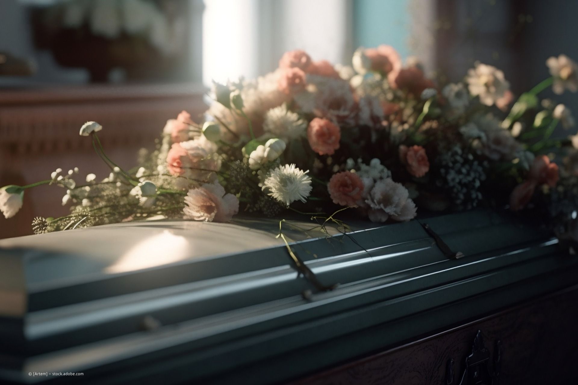 Sarg mit Sargschmuck