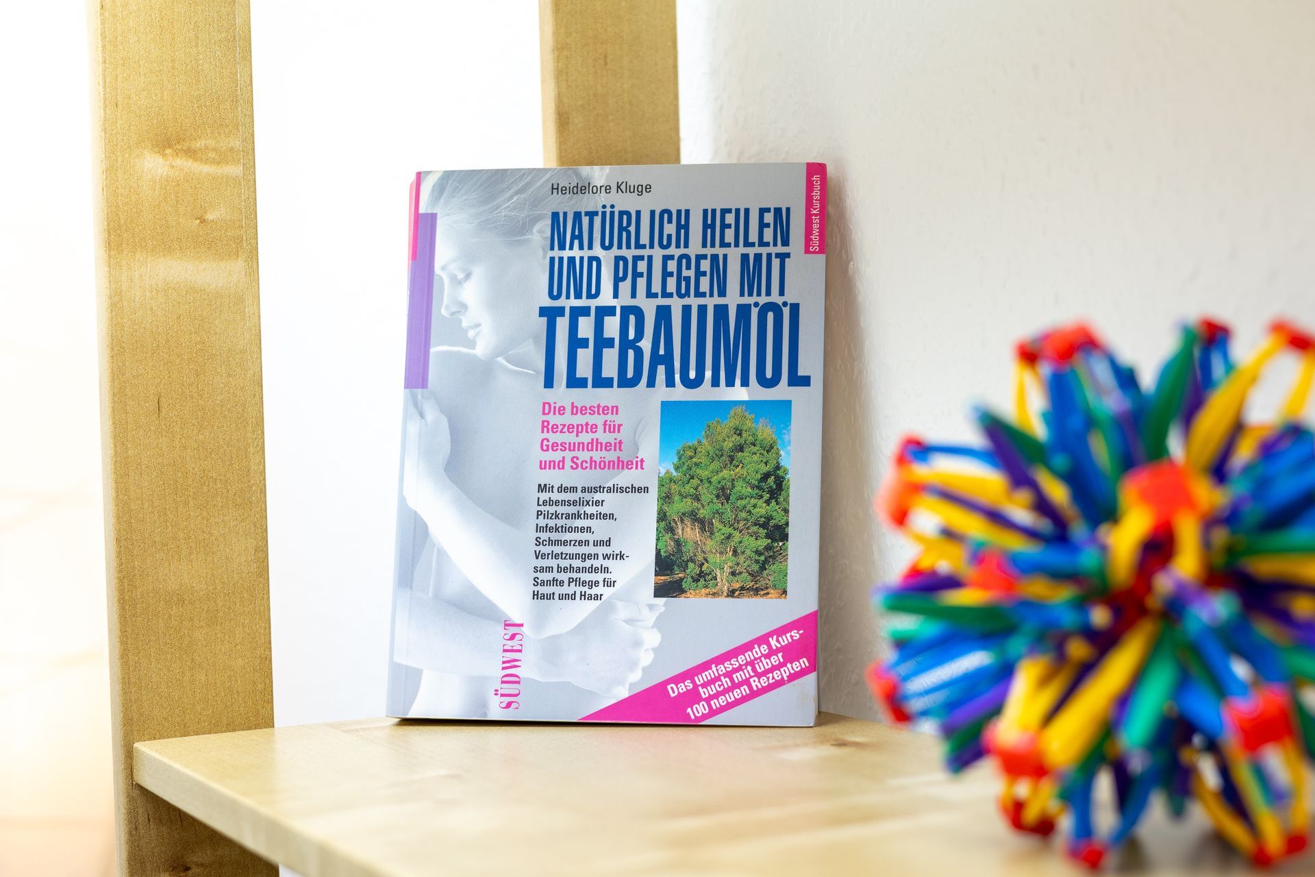 Ein Buch mit dem Titel: Natürlich heilen und pflegen mit Teebaumöl