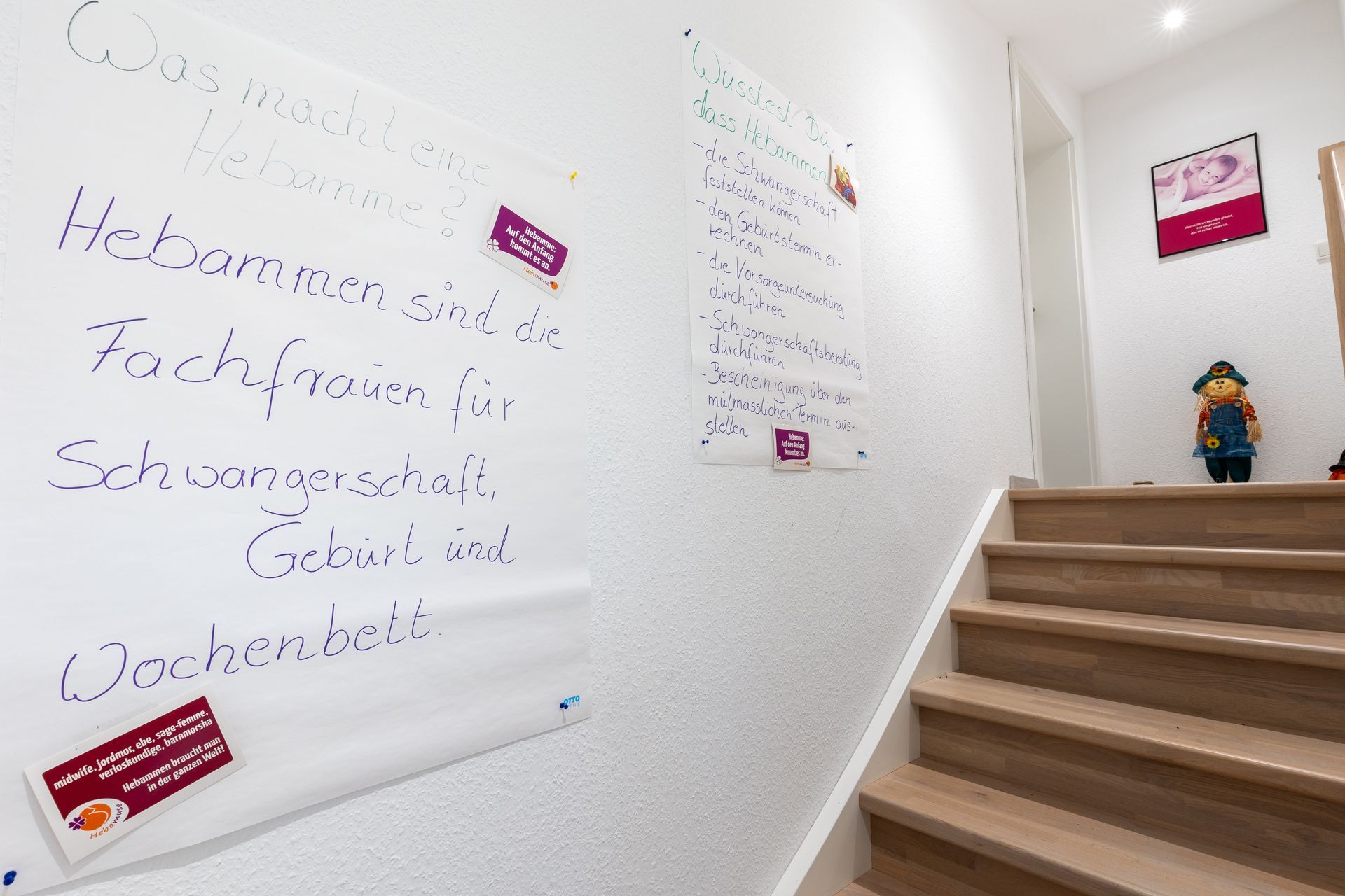 Ein Whiteboard an einer Wand neben einer Treppe.