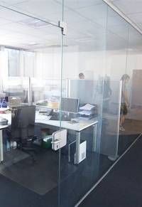 Glastrennwände in einem Büro