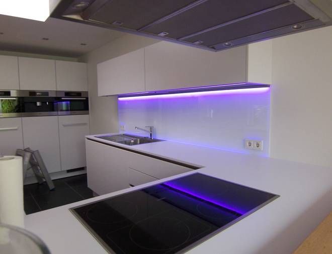 Küche mit einer Arbeitsfläche aus Glas