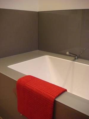 Badewanne mit einer Glasrückwand