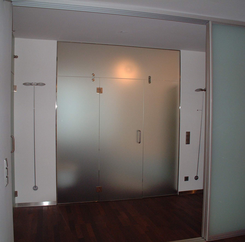 Milchige Glastür in einem Büro