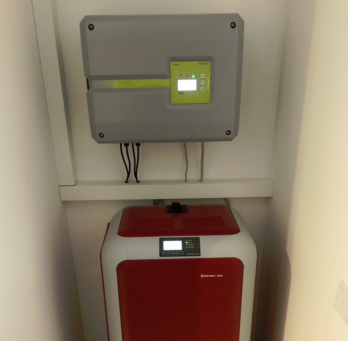 ein rot-weißes Strom-Gerät mit der Aufschrift smart on darauf