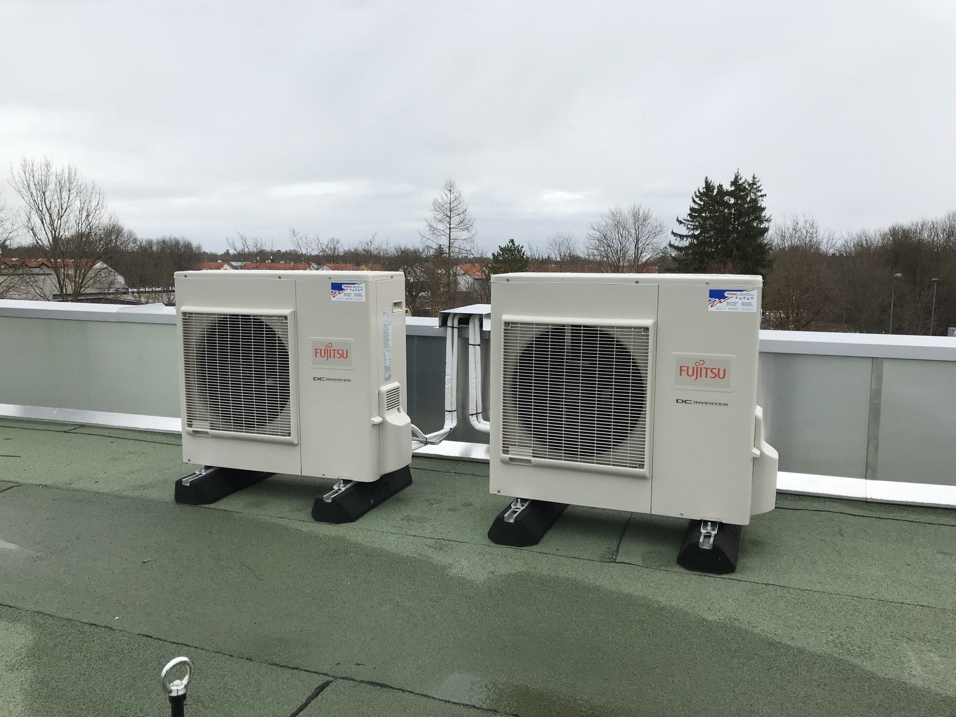 Zwei Fujitsu-Kühlgeräte stehen auf einem Dach
