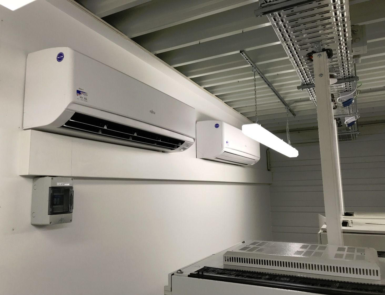 Kühlgeräte an der Wand