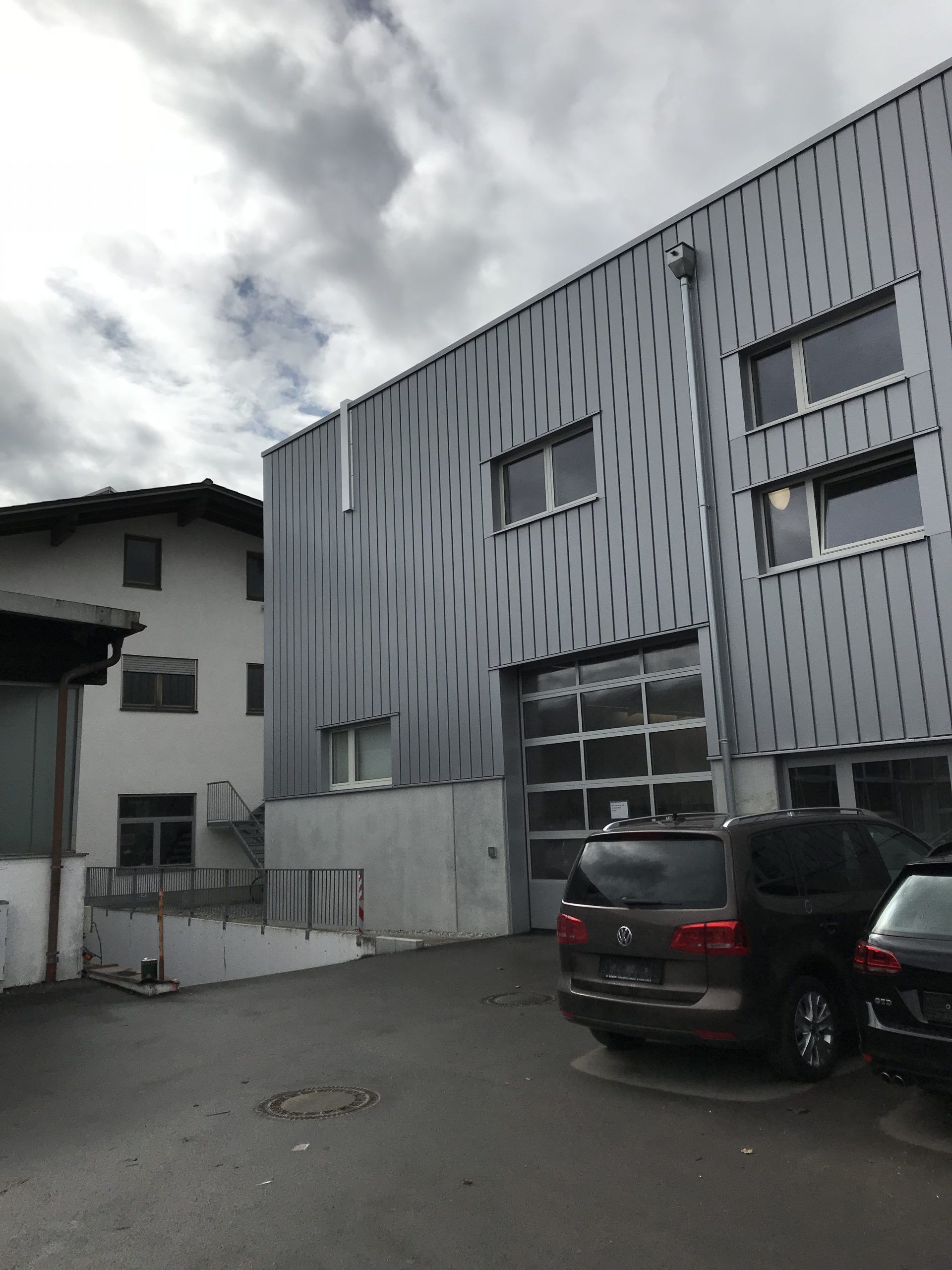 Ein graues Gebäude, das mit Klimaanlagen gekühlt ist