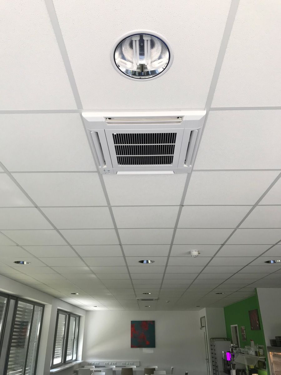 ein Raum mit einem weißen Decke und einem weißen Deckenventilator