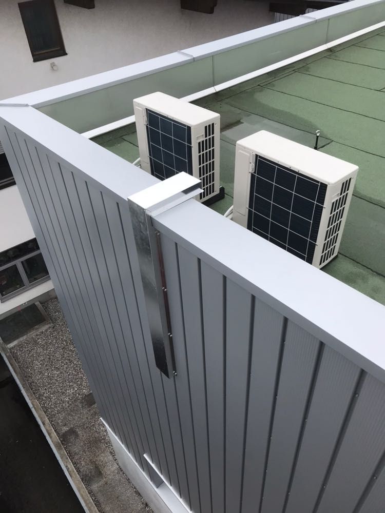 Eine Reihe von Kühlgeräten auf dem Dach eines Gebäudes