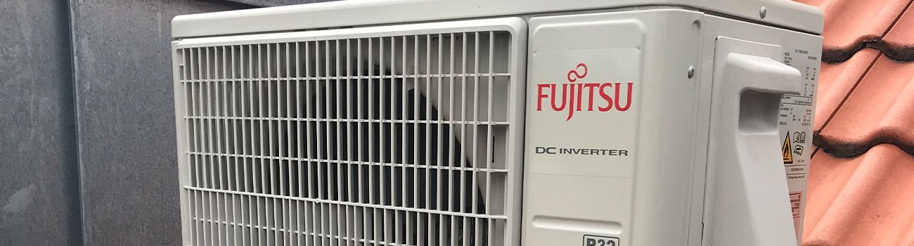 ein fujitsu-Dc-inverter-Kühler steht auf einem Dach