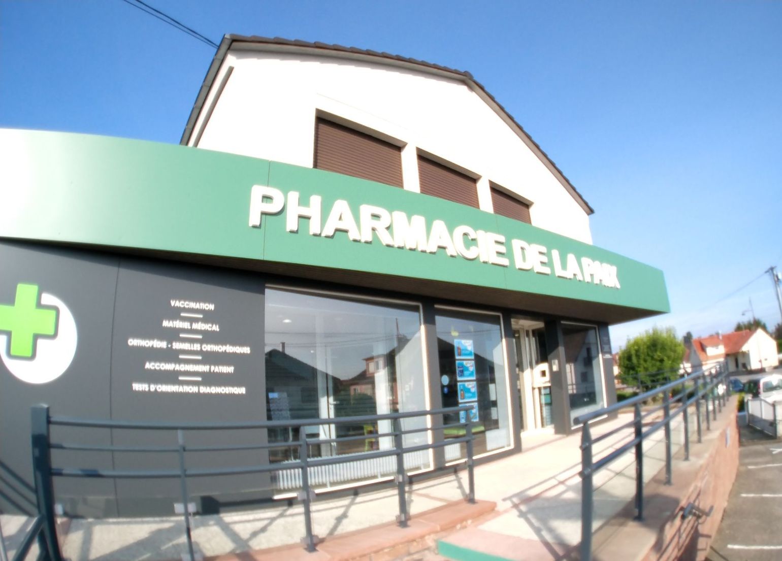 Devanture et entrée pharmacie