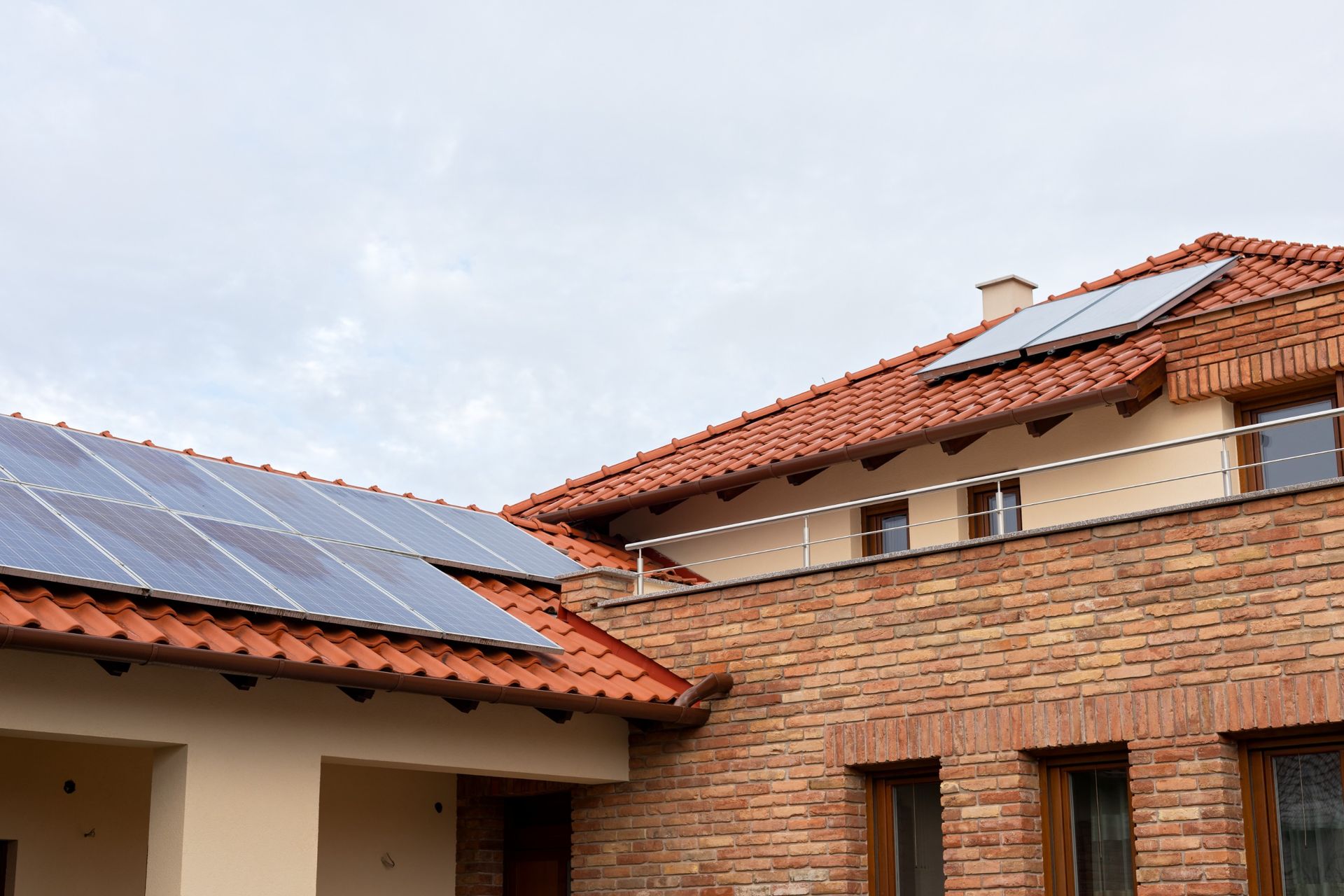 Una casa de ladrillo con paneles solares en el techo