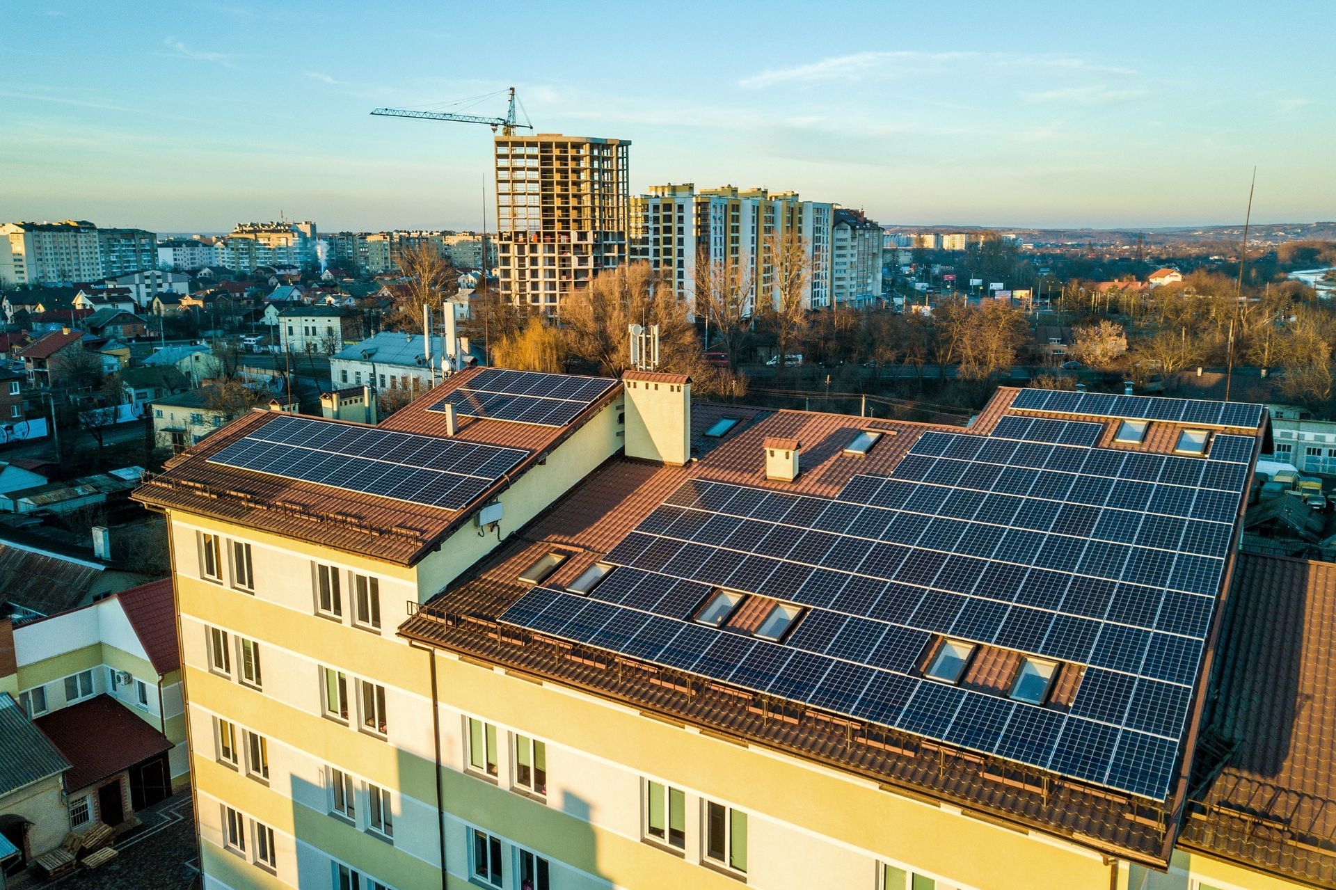 Una vista aérea de un edificio con paneles solares en el techo.