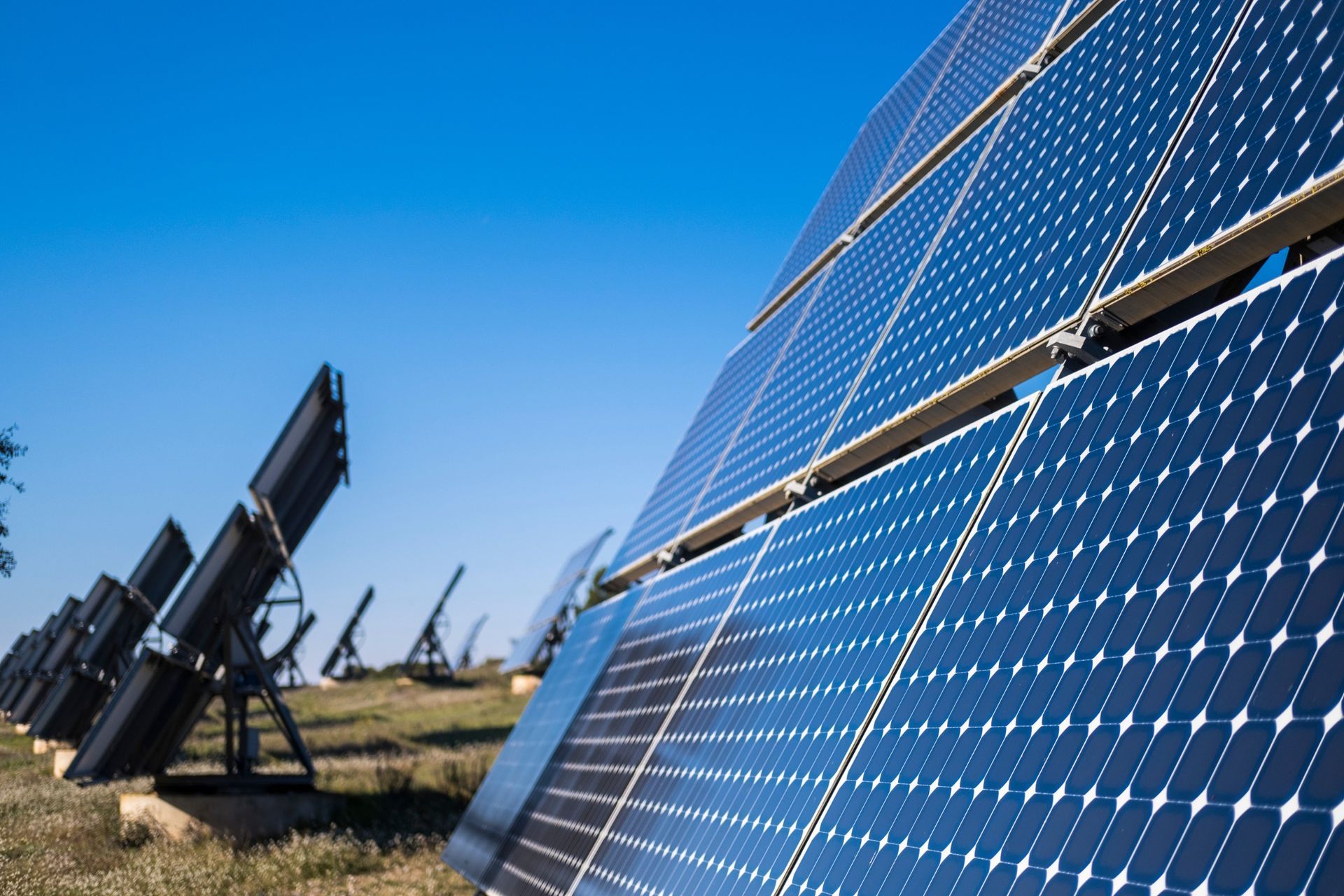Una fila de paneles solares contra un cielo azul