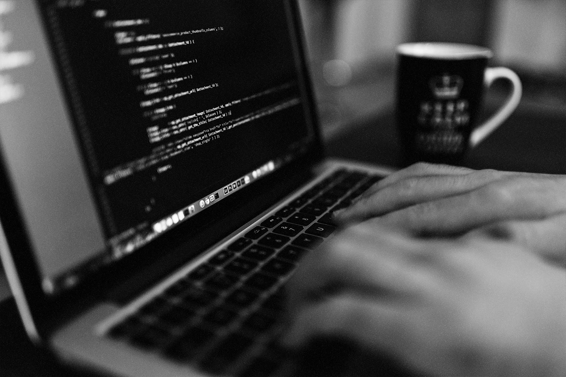 Un individu qui investigue sur un ordinateur.