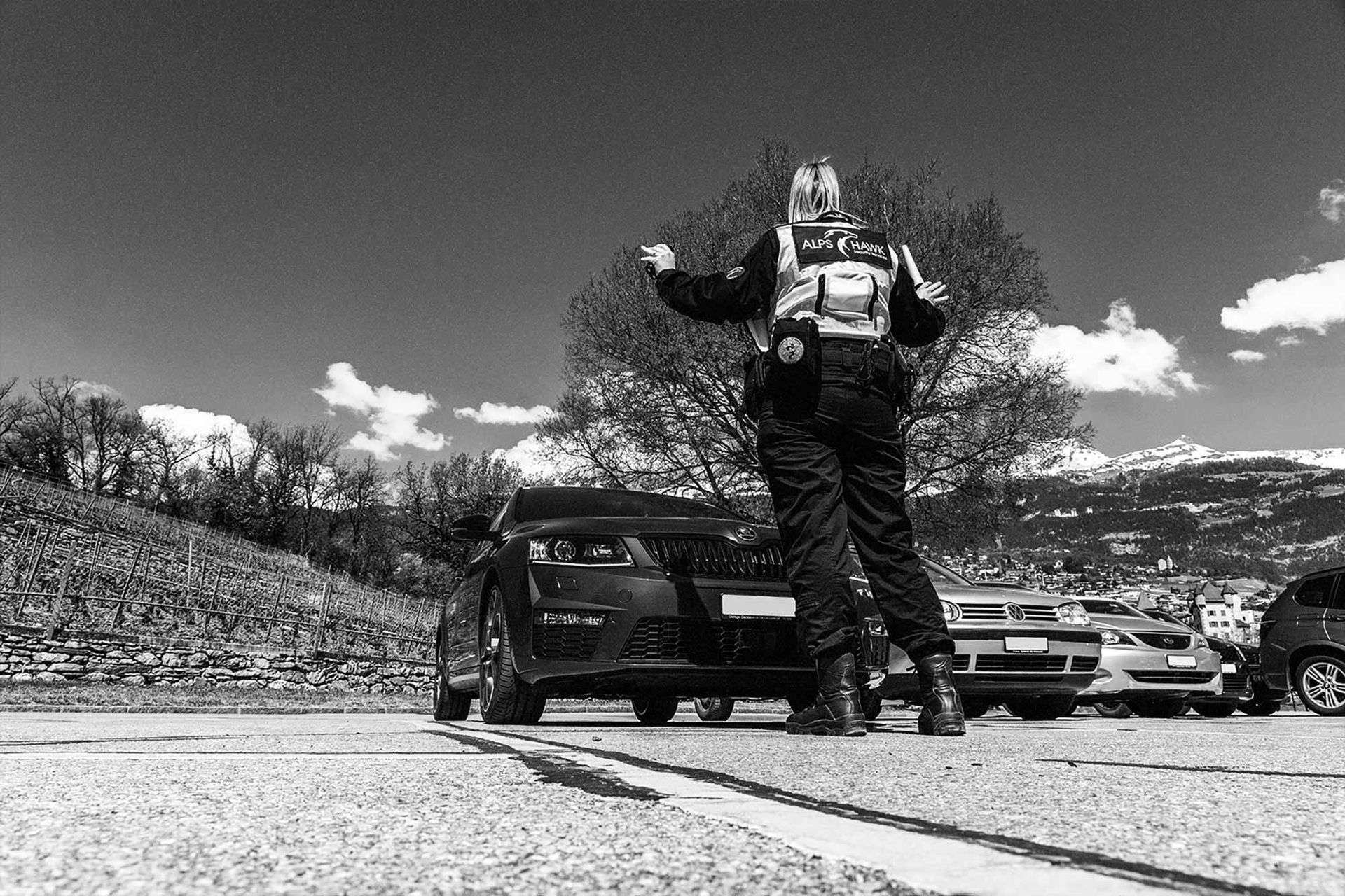 Une femme de sécurité gérant la circulation routière.